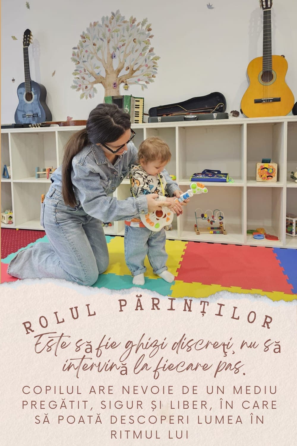 Mamă și copil explorează instrumente în colțul de muzică